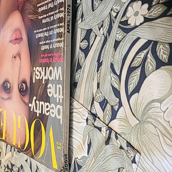 Vintage Vogue Magazine April 1976 - Picture 2 of 3